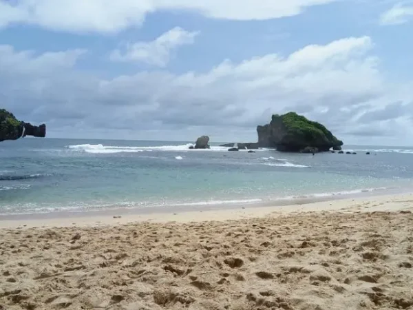Ngandong Beach, Natural Beauty with Fun Activities in Gunung Kidul
